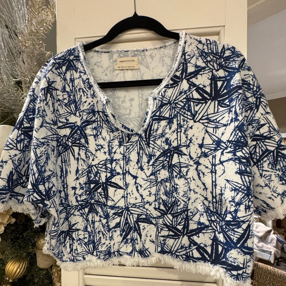 Urban Outfitters sz MED Navy and White Crop Top- thin sweatshirt like material